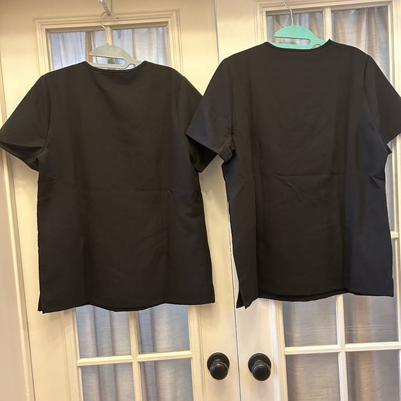 2 NWT Figs Technical Collection Black Tops Size Medium - Picture 3 of 4